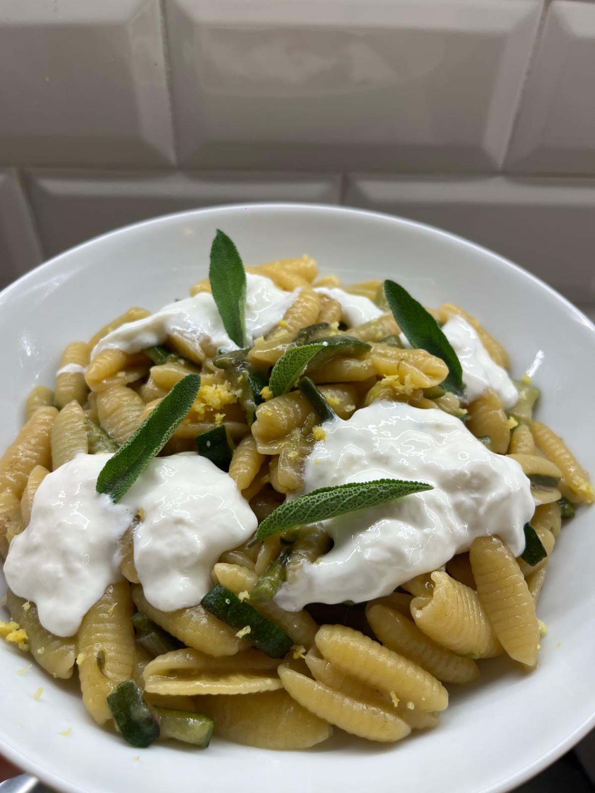 Primo piatto Pasta con Stracciatella e Salvia